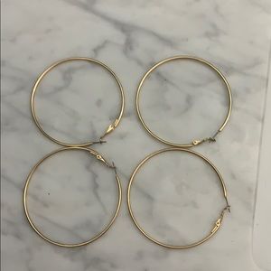 2 pairs of hoop earrings